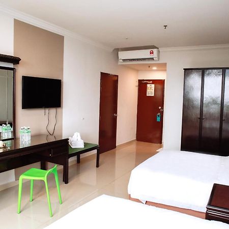 Hotel Green Park Temerloh Esterno foto